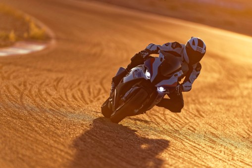 2019-BMW-S1000RR-01