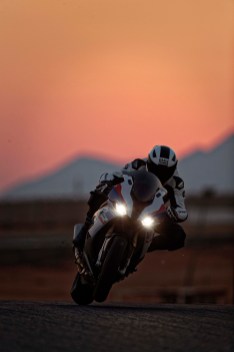 2019-BMW-S1000RR-16