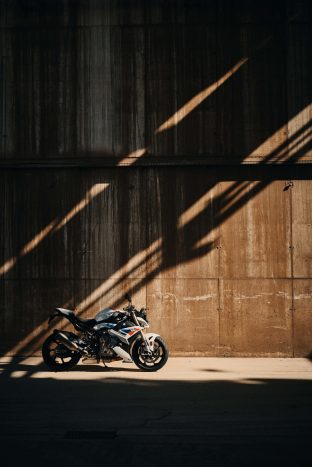 2021-BMW-S1000R-01