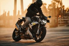 2021-BMW-S1000R-03