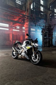 2021-BMW-S1000R-06