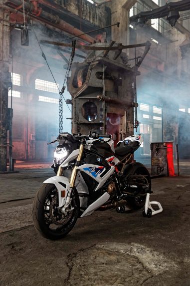 2021-BMW-S1000R-09