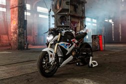 2021-BMW-S1000R-12