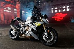 2021-BMW-S1000R-13