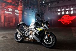 2021-BMW-S1000R-16