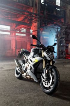 2021-BMW-S1000R-20