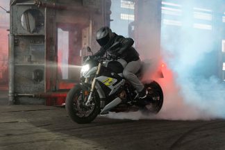 2021-BMW-S1000R-35