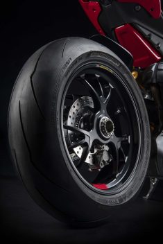 2022-Ducati-Panigale-V4-S-76