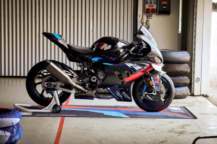 2023-BMW-M1000RR-37